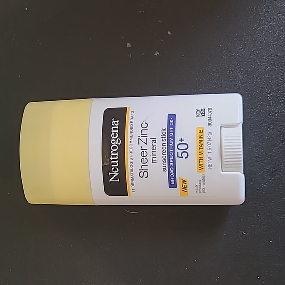 Neutrogena Sheer Zinc Sunscreen Stick SPF 50+ Vitamin E 1.5 oz - Picture 3 of 3